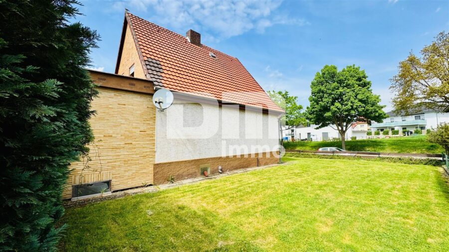 1- 2 Familienhaus mit umfangreichen Nutzflächen und großem Grundstück in idyllischer Ortsrandlage - Seitenansicht